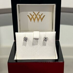 Whiteflash 0.75ctw 14k White Gold 4 prong Diamond
Basket Earrings - (H/I-SI)